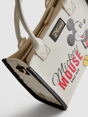 Detalle del estampado de Mickey y la placa Disney del bolso tote